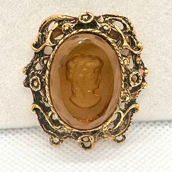 Vintage Art Deco Gold Tone Reversed Amber Glass Intaglio Carved Cameo Pin Brooch - Picture 1 of 3